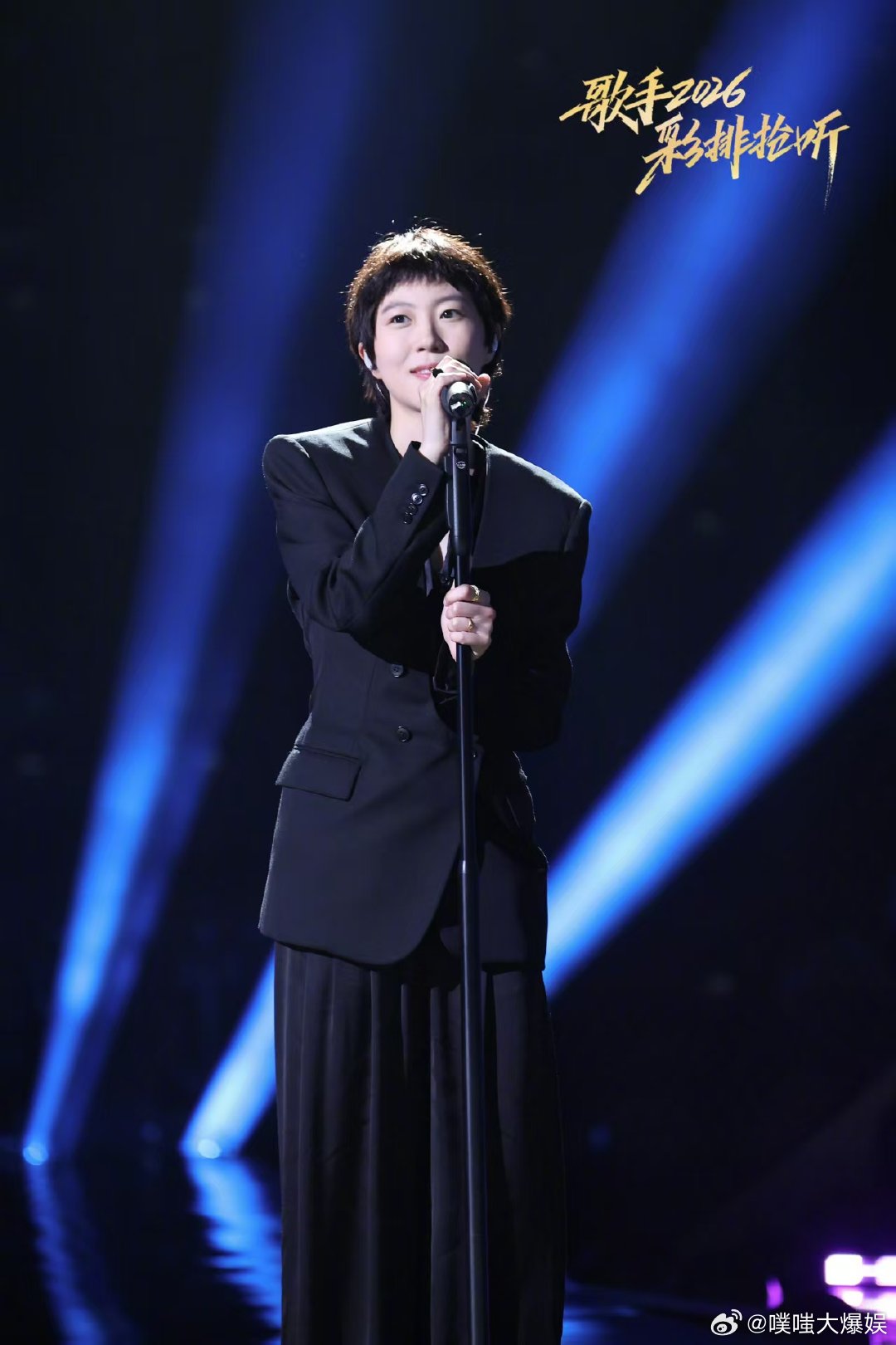 庾澄庆和窦靖童聊恩利歌手直播歌手2026歌手发布会现场氛围感超好，窦靖童礼貌和一