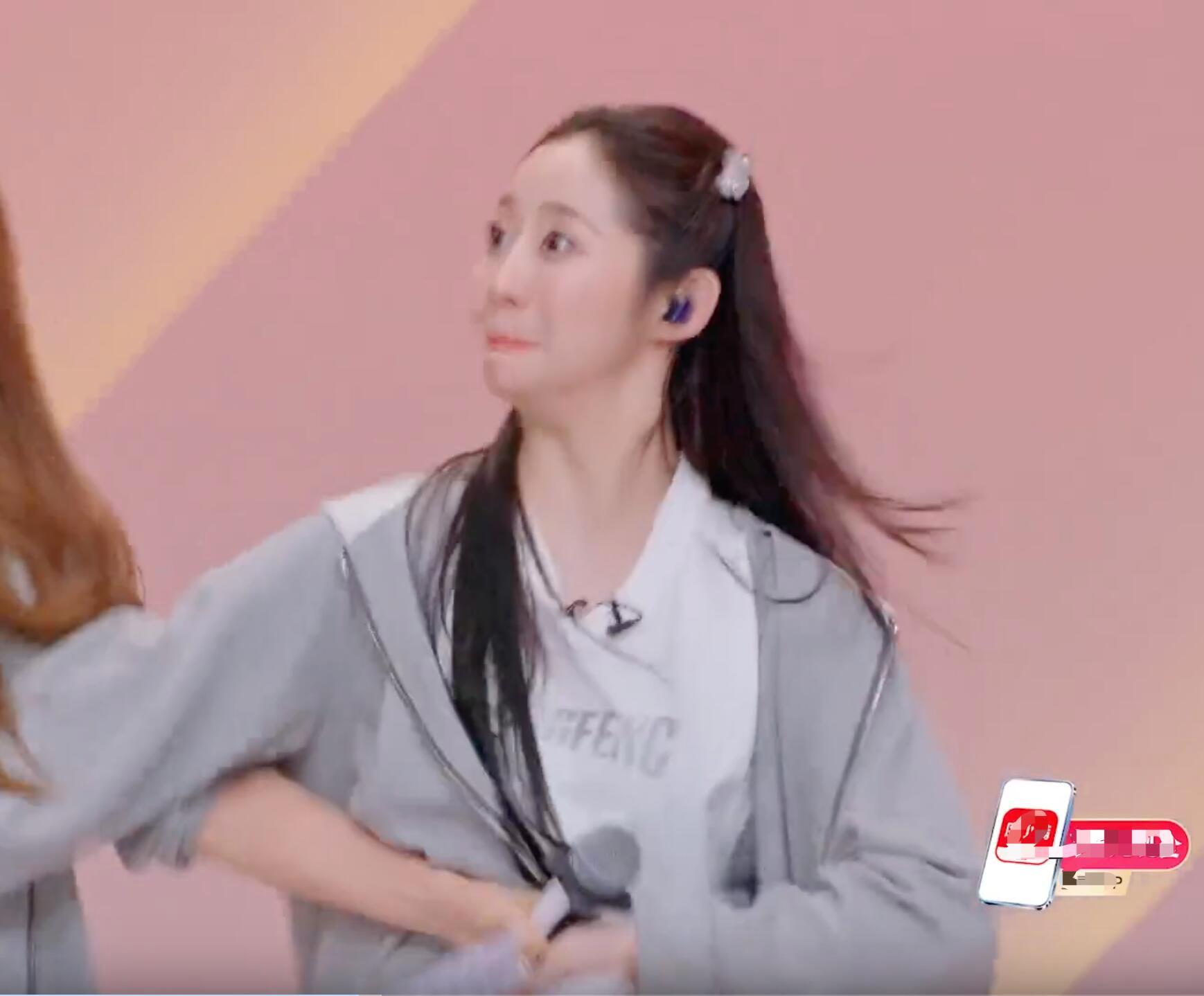 谁能料到，在节目进程中，万千惠竟成最大惊喜。一公组队时，她大方表示，不管唱歌、跳