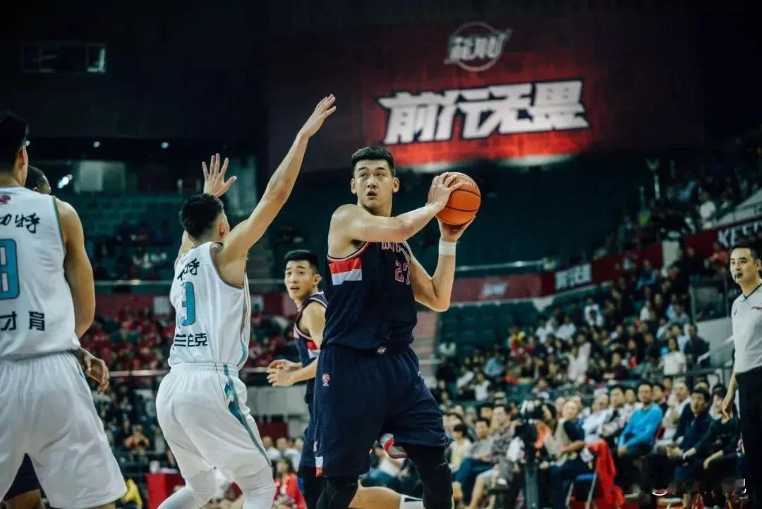“二次终结者”孙鸣阳


①
进攻能力全，
能里能外转。
对抗挺出众，
中锋霸篮