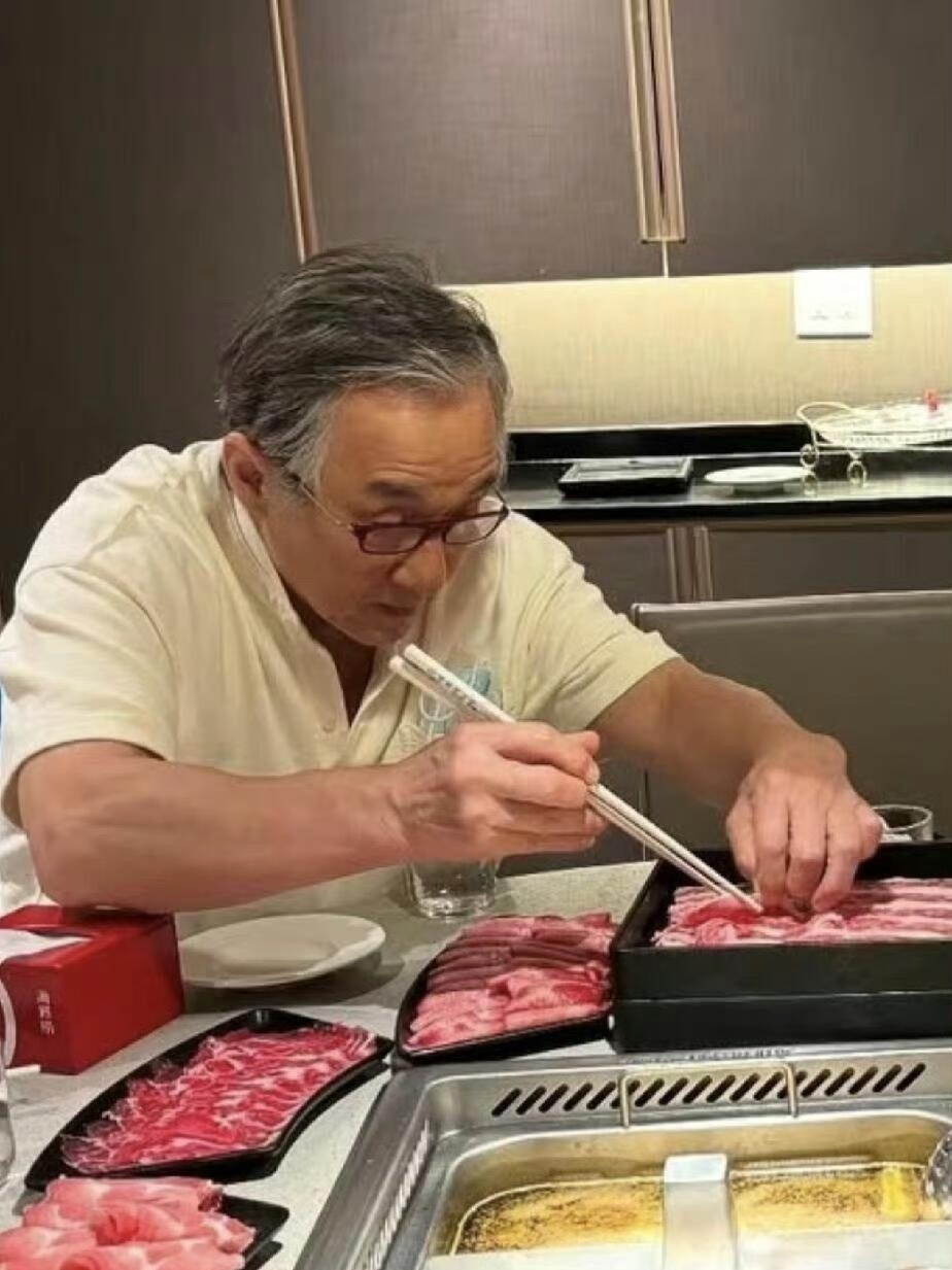 第一次对成龙71岁有了实感 真的是老了，岁月不饶人，陪伴我们85后90后的明星们