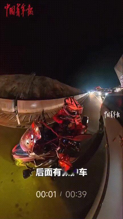“太帅了！”，京台高速，一男子骑着摩托车回家过节，在堵车的时候听见后面好像有救护