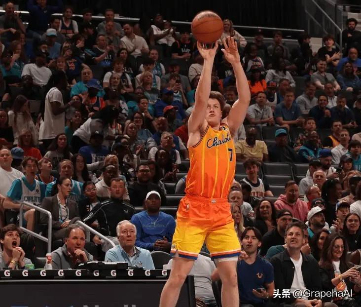 康-克尼普尔即将打破纪录：昨晚夏洛特黄蜂队战胜纽约尼克斯队的比赛中，克尼普尔投进