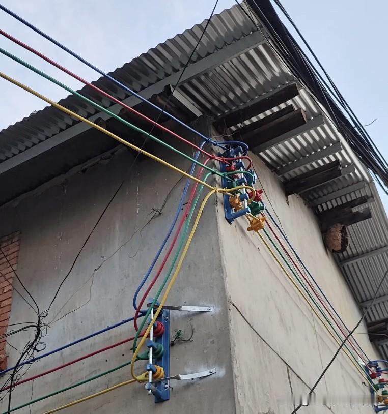 电工接线规范很重要，一位电工在户外布线，从电线颜色的选取，再到布线的工艺，简直无