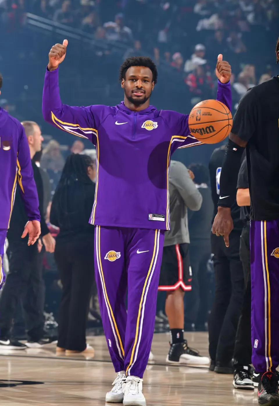 现在比尔和布朗尼谁强
布朗尼明显知道自己的定位，虽然他非常菜，但是协防、空切、卡