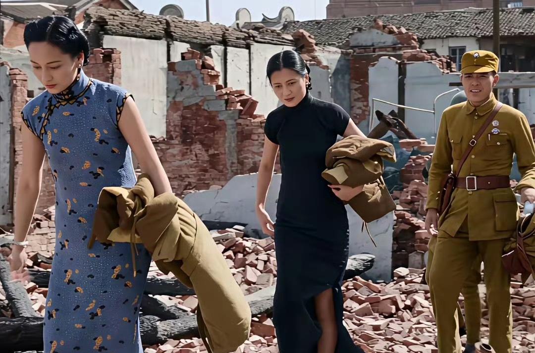 1937年10月底，爱国慈善家王文斌女士（蓝色旗袍者）和王雪燕女士（黑色旗袍者）