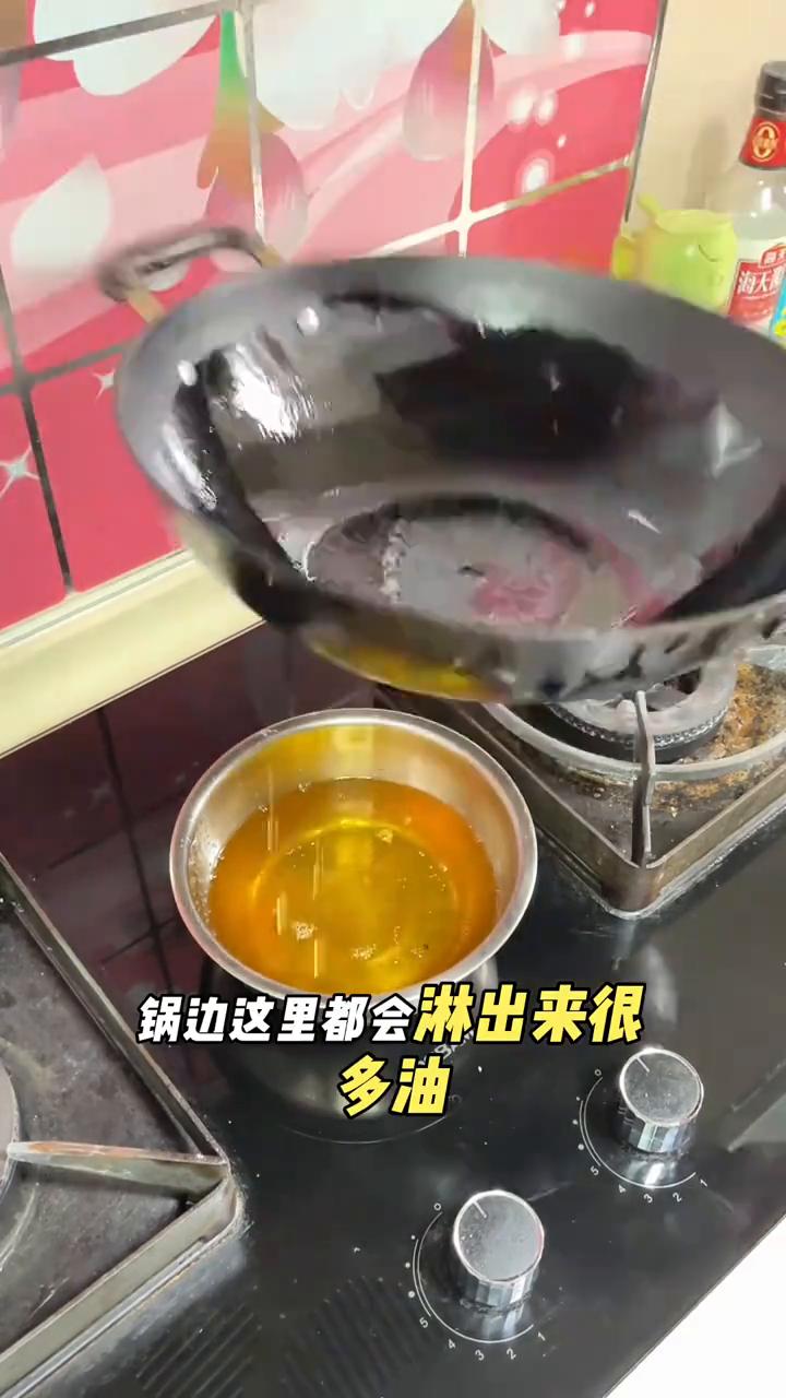 看看煎食物粘锅了怎么办？今天我煎的是鸡蛋，这个时候已经粘锅了，不能继续翻动不然就