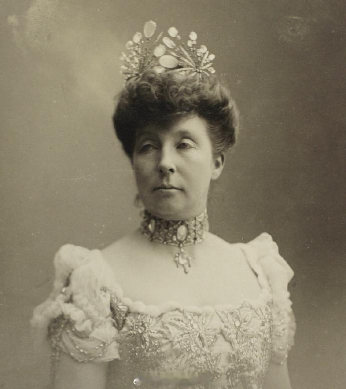 介绍一件蛋白石王冠和配套choker，它们已经有一百多年的历史，最开始是奥尔良的