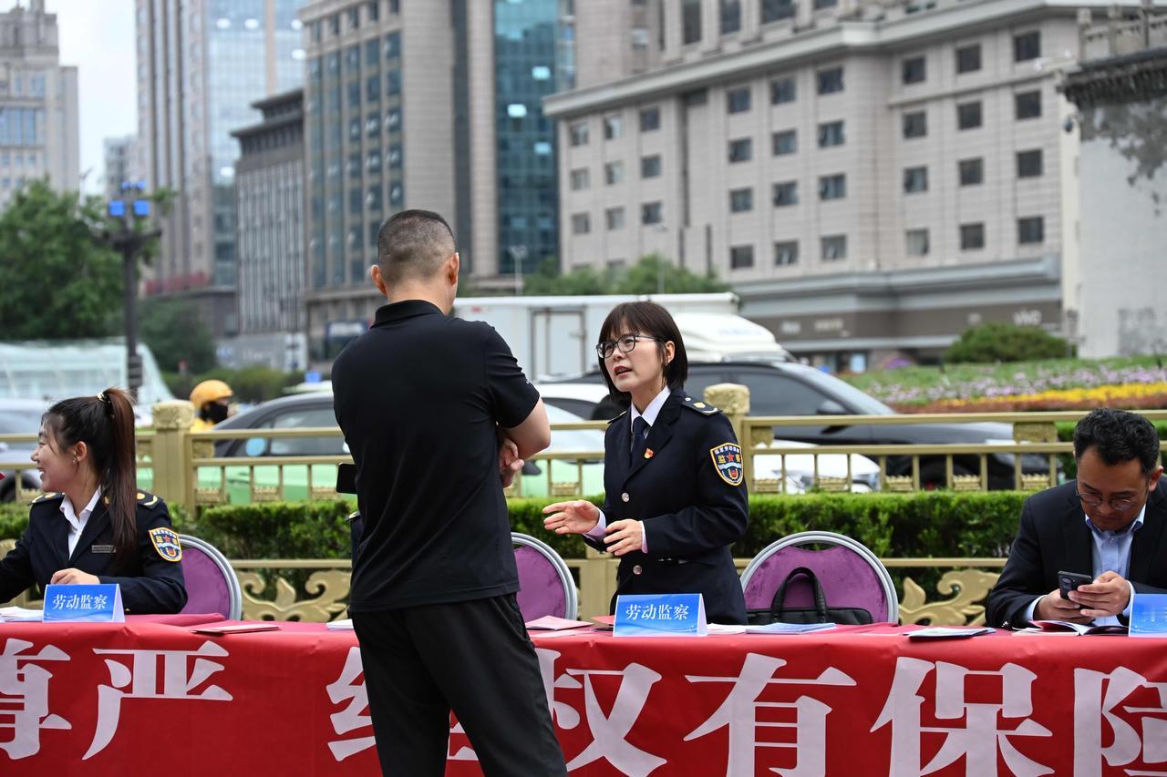 西安市“劳动维权服务宣传周”活动圆满举办 多方联动织密劳动者权益“保障网”

为