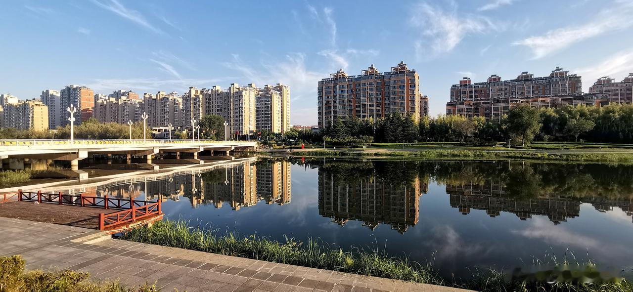 威海市文登区抱龙河河景房倒影拍照（一）