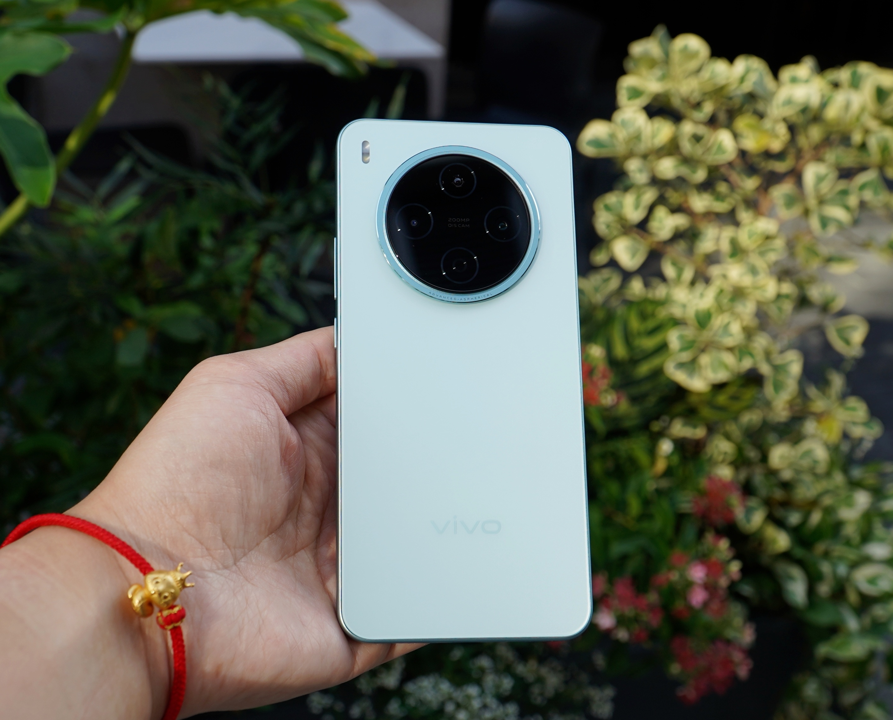 vivo Y500 Pro浅绿真机上手图：这外观和质感，感觉如何？玻璃后盖的手感