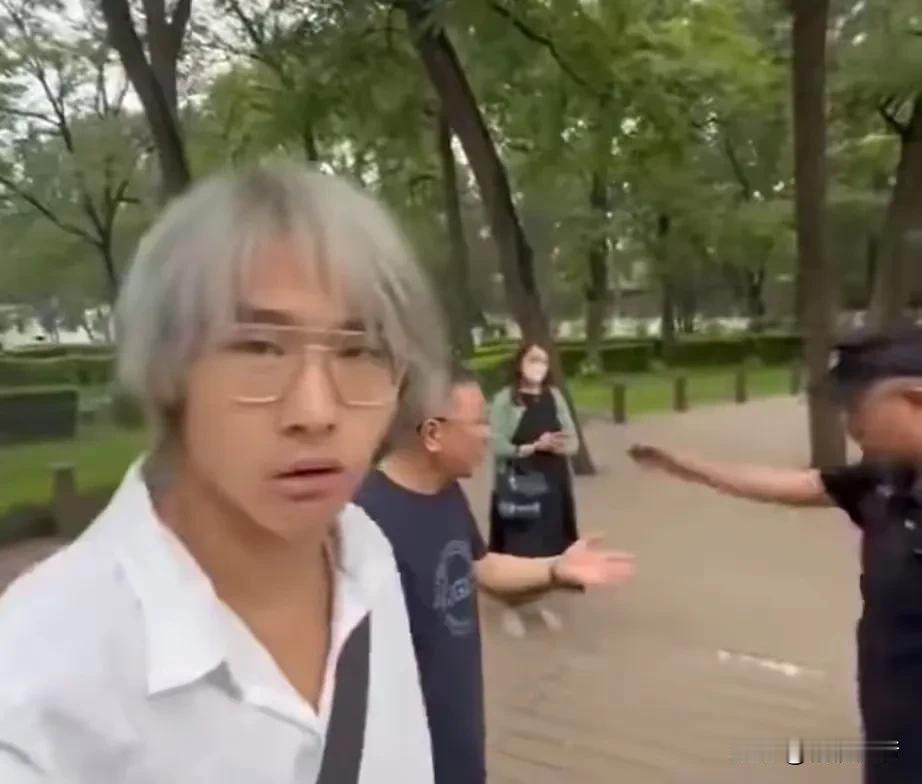 就这个一头灰色毛发的精神小伙、小网红“亚人”，因为在圆明园怒怼日本游客及翻译，狠