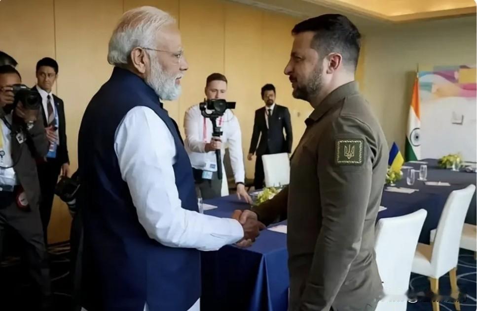 莫迪是个大滑头，两头通吃让人服！刚接待普皇访印，签订军购大合同；转头又给乌联络，