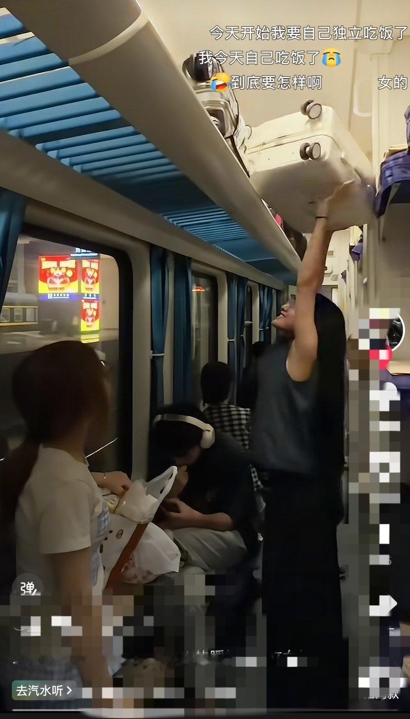 现在网上流行一种“独立女性”新玩法。
女生自己搬个行李箱，配个超燃BGM，就被夸