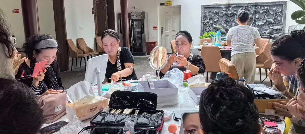 肖家河老年大学京剧班社会实践课5月8日在望江公园顺利开展。当日凉风习习，园内竹影