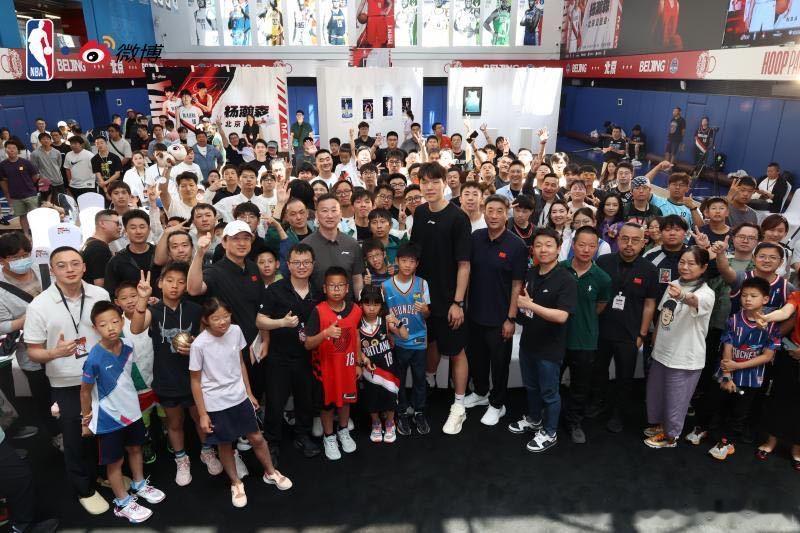 杨瀚森拒绝场外球迷签名引争议 中国男篮新星 北京球迷见面会结束后场外发生热议一幕