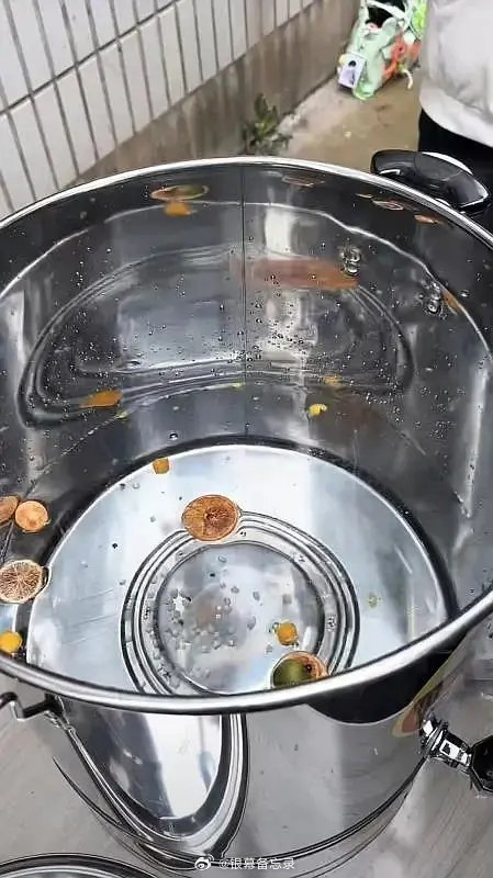 208男明星请粉丝喝大桶水，主打一个实在又好笑，主打一个接地气。。。。食堂阿姨看