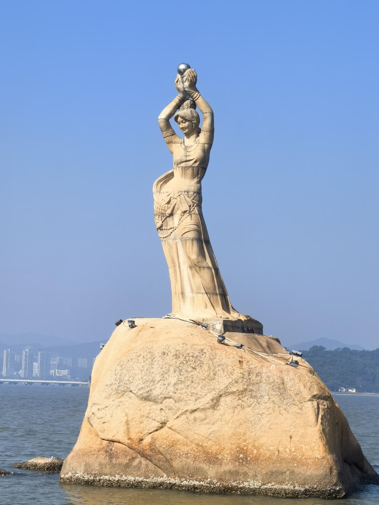 珠海情侣路，宛如一条蜿蜒的丝带，轻柔地环绕在南海之滨，将城市的繁华与自然的宁静巧