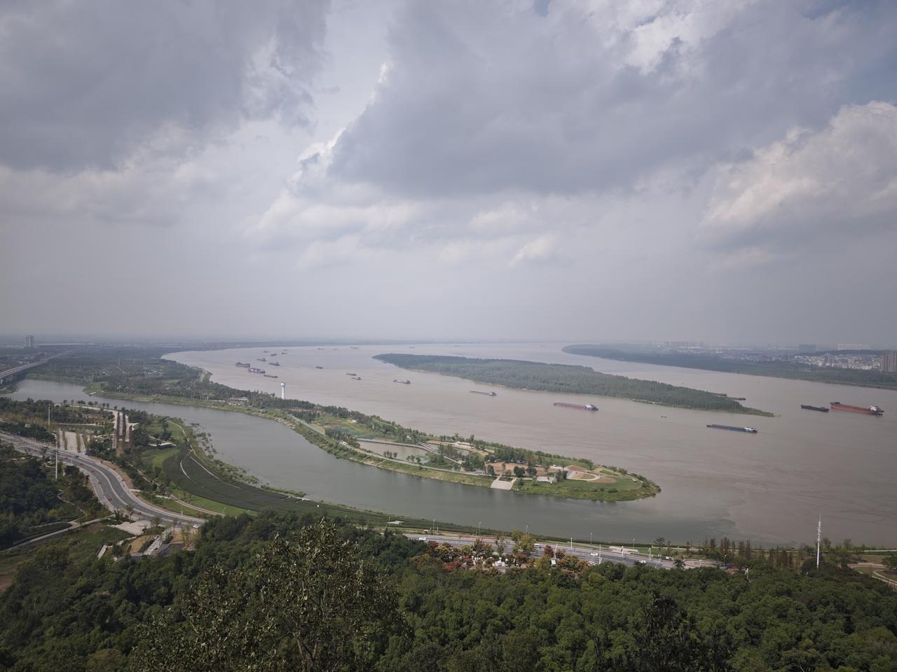 猜猜这是哪里。对面的景点更有名。