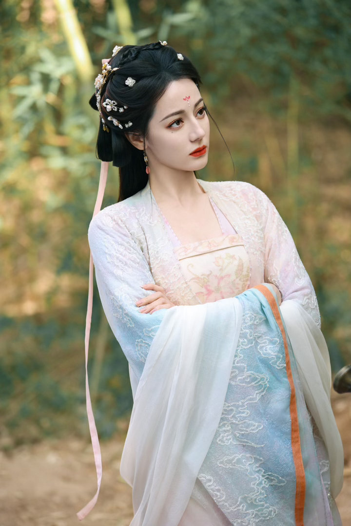 迪丽热巴这个痣简直神来之笔 迪丽热巴这四颗痣真的太会长了！萦绕在眉眼处，眼波流转