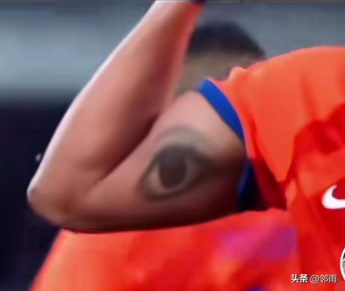 双眼看足球，进球斩日本，中国足球等了6年挺进8强。
可最近两年又王小2过年 — 