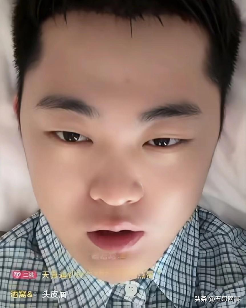 得知小冠军要复出卖货了，巴扎黑赶紧开播，人气仅有一万多人，女粉丝们打字评论：可爱