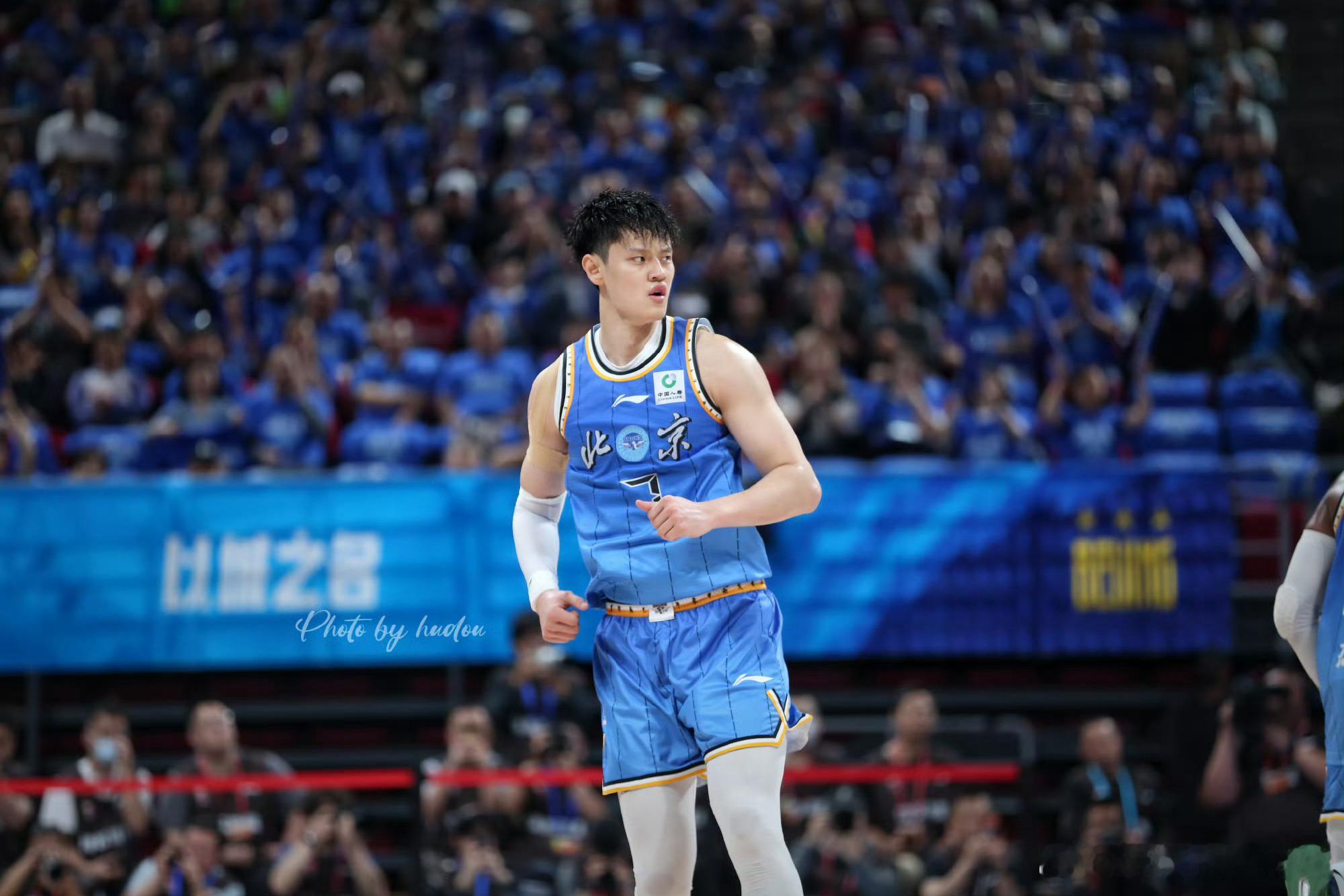 五棵松燃爆！北京主场终结魔咒拿下京粤大战首胜北京时间5月6日晚，CBA季后赛焦点