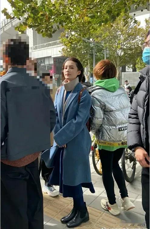 偶遇李沁，她本人比镜头中还要漂亮，五官精致甜美，皮肤白皙光滑，身材苗条完美，蓝色