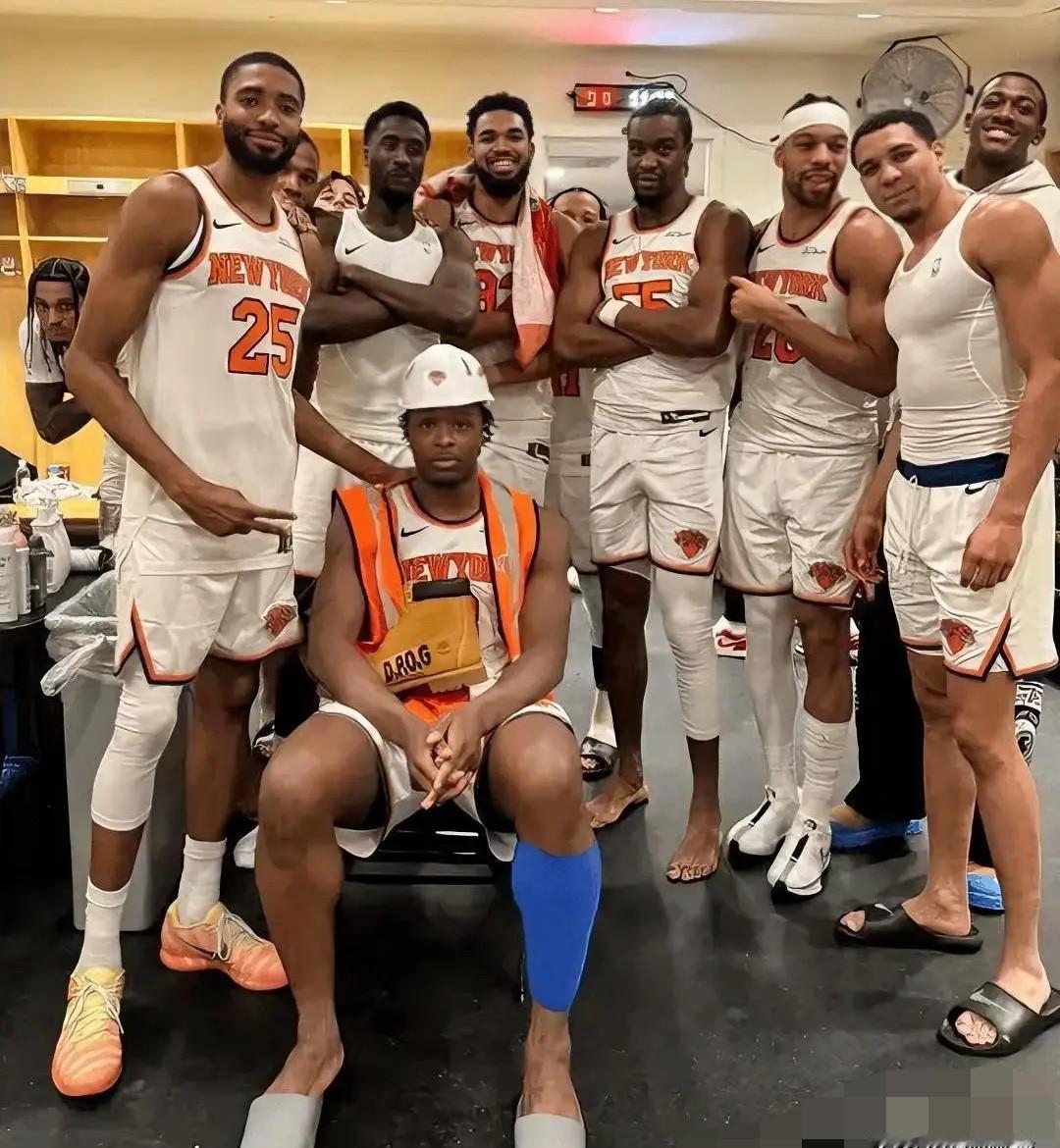 队友庆祝时，布伦森被挤到只露额头——但他刚砍43分带领尼克斯晋级：小个子的反击，