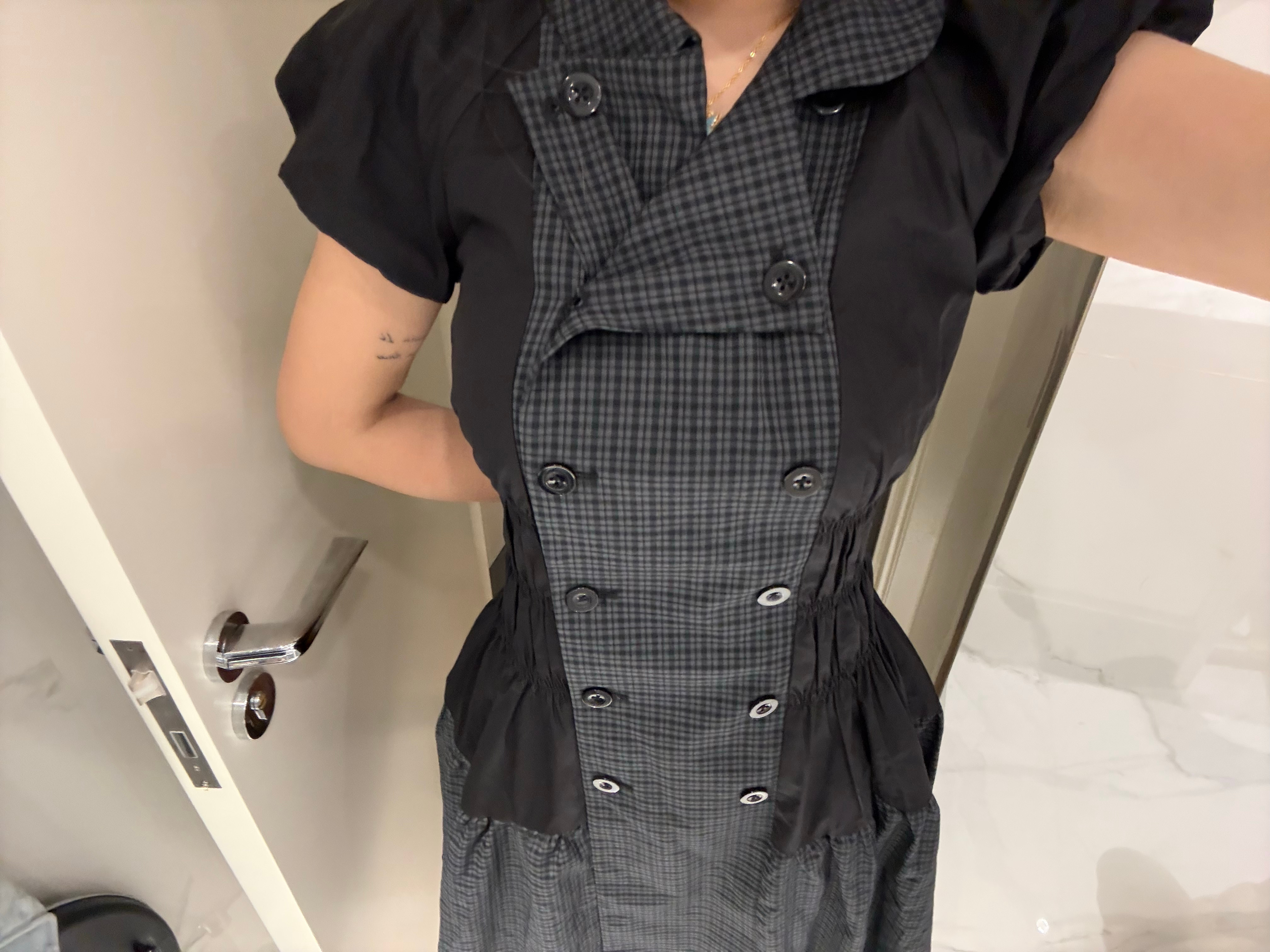 穿惯了五颜六色的衣服，今天出门穿了条黑灰色的裙子，瞬间感觉脸垮了