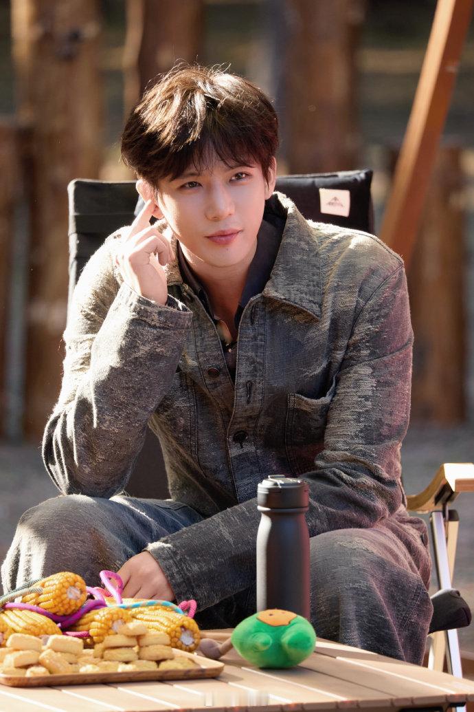 谁给王安宇买的站票！游戏全程站着，激动就站，红温也站，别人坐着就他立着，快顶到天