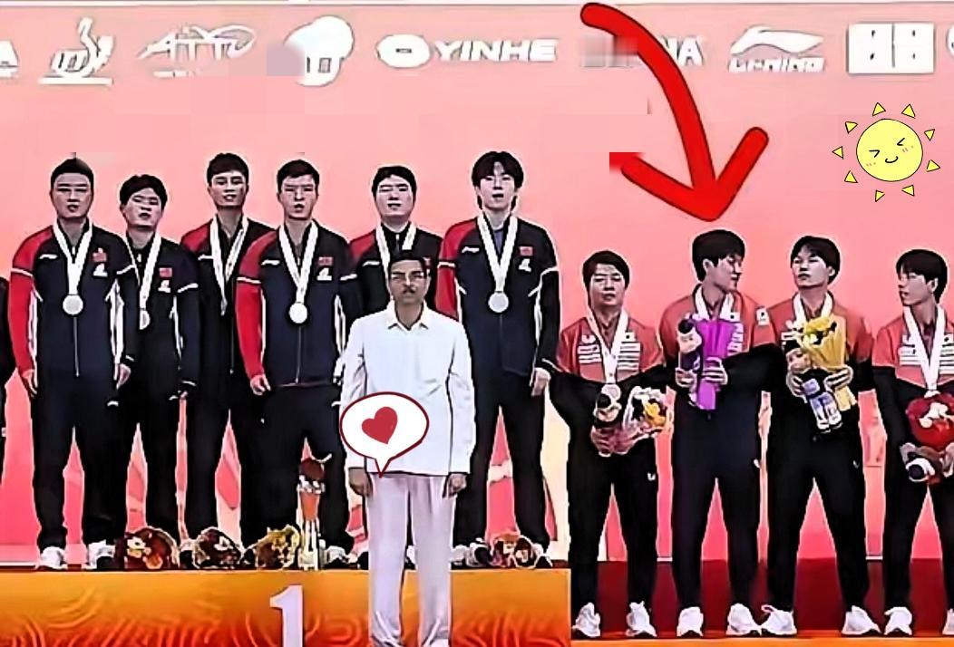 大家有没有注意到张本智和昨天在颁奖台上的表现？

升国旗、奏国歌时，中日运动员都