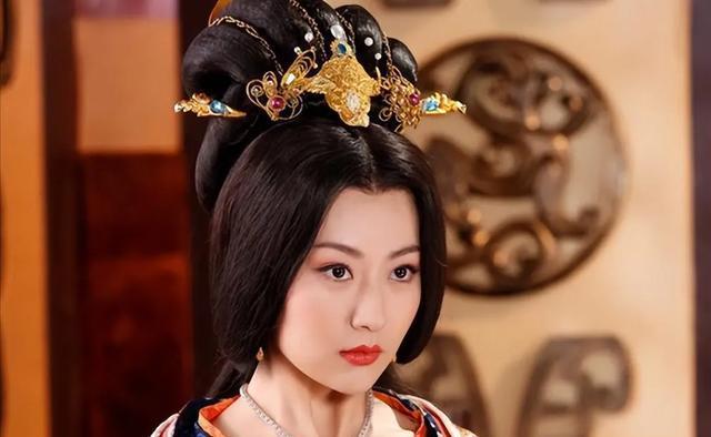 她11岁，被外婆推向了亲舅舅的婚床，这场婚姻，是血缘的诅咒，还是权力的阴谋？
