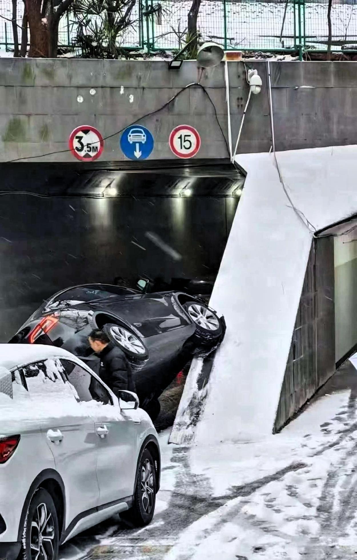 苏A的教育局
没想到市政不扫雪。市政没想到教育局不停课。

 
雪情其实早有预报