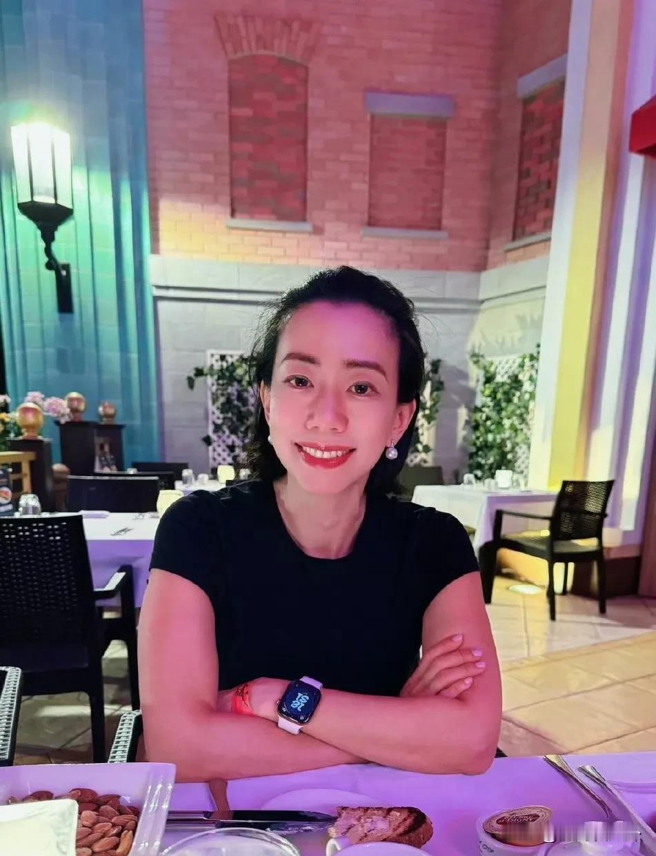 吴辰君，女明星当中嫁的最好的一个。婚后的她基本退圈，相夫教子了。不过她夫家的实力