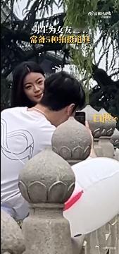 #男生为女友包里常备5种拍摄道具#出门不忘给女友拍照，还自备拍摄道具，这男友真是