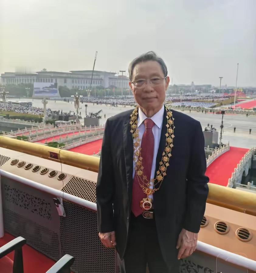 钟南山院士说：“我真心建议大家，第一，少在外面吃饭，第二，零食能不吃就别吃，第三