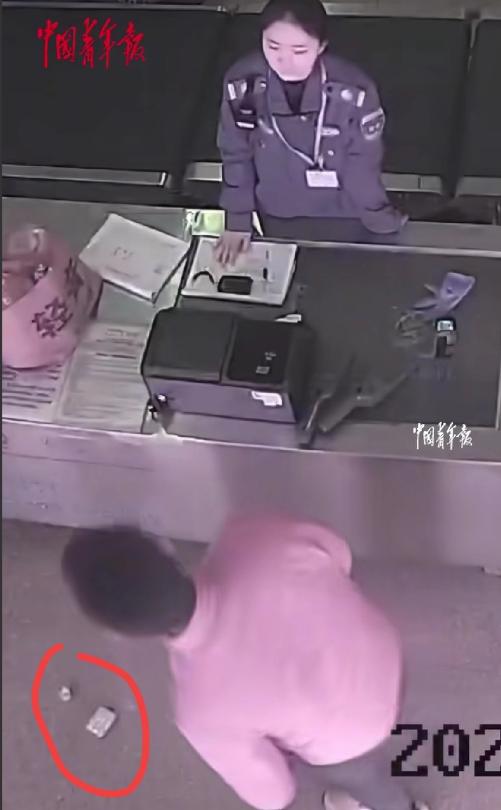 太极端！河南南阳，男子过安检时，因携带无标识充电宝，被工作人员拦下，禁止他带上火