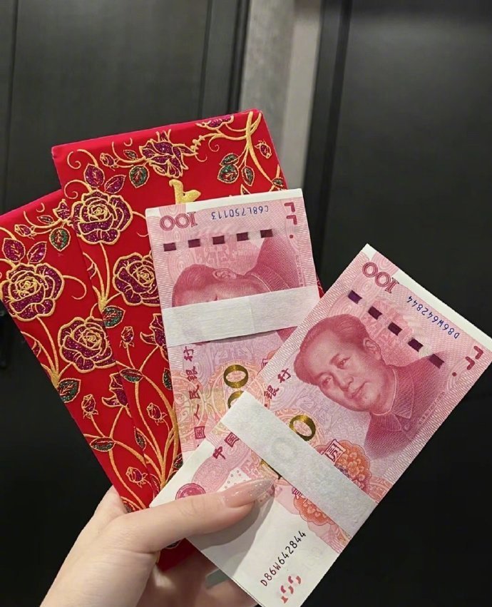年轻时的我们想要很多很多的爱 如今的我们只想兜里有足够的钱 . ​​​