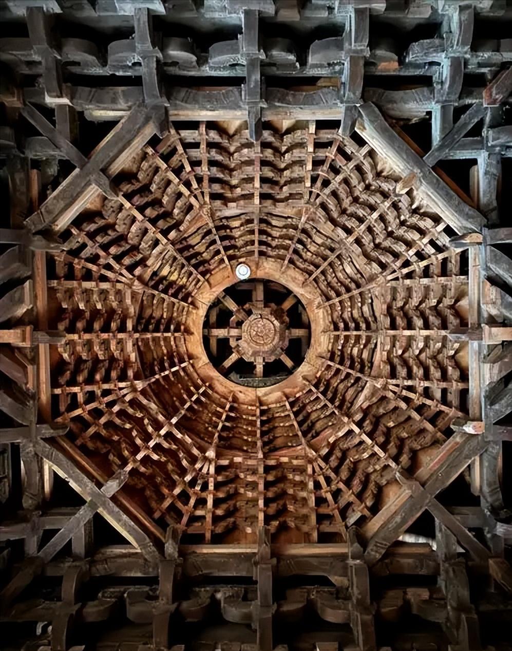 明朝寺庙的瓦顶，是建筑等级与营造技艺的直观体现，其中深绿琉璃瓦覆顶、鎏金宝顶点睛