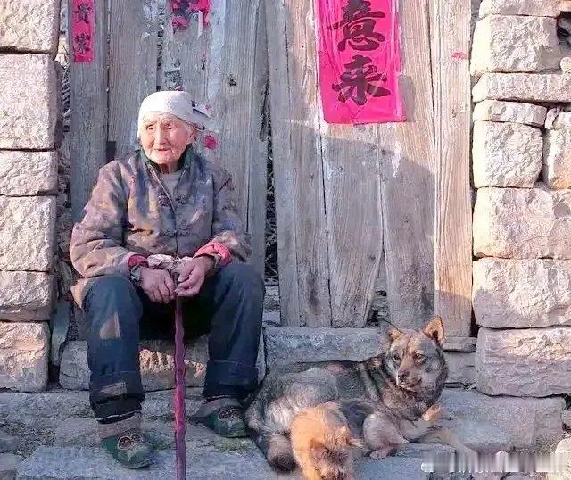 【走毛主席的路，不会有“空巢老人”与“留守儿童”】       随着社会的发展，