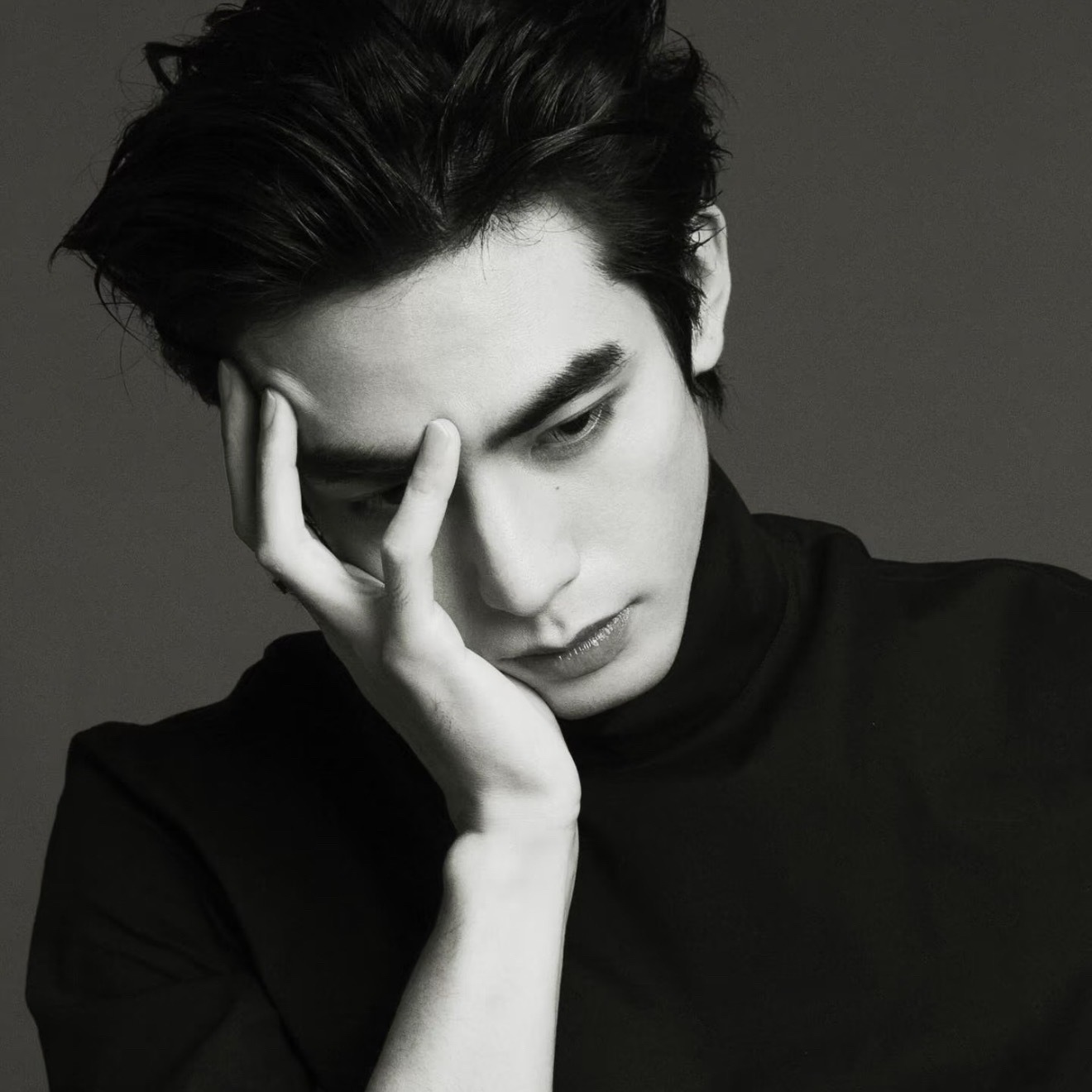 宋威龙衣服越简单越考验建模哥你真的没话说太帅了！！权威的背后是更加权威！宋威龙