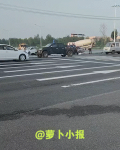 我的天呢，发生了什么？地上那一摊，是一辆车吗？
网友9月14日发布视频，地点好像