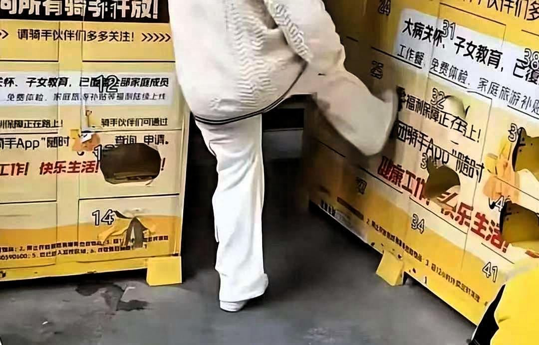 偷外卖吃到排泄物？女子狂踹快递柜后续，正脸曝光，社死还要担责
 
12月9号，在