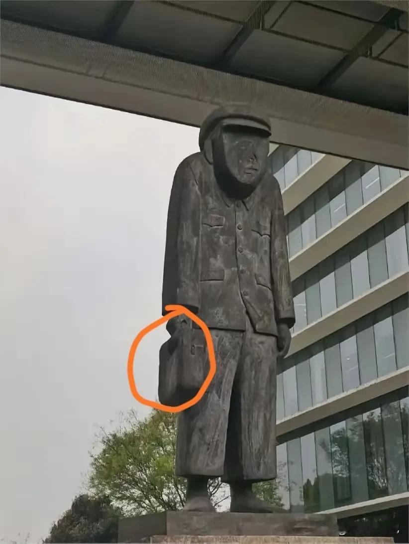 这是新建成阿里巴巴的塑像，

总觉得土土的，
一点都不洋气，

有没有懂行的，