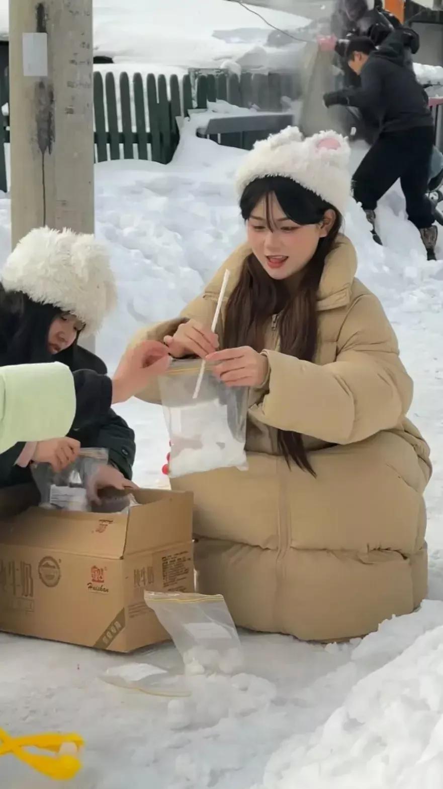 南方小土豆反映说，民宿的镜子挂高了，对她们不友好。行，这个可以调整。可是又有人反