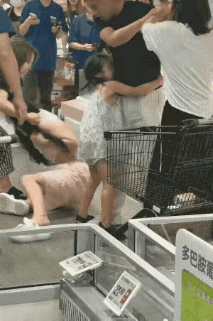 苏州盒马这一幕，看得人五味杂陈。妈妈带五六岁女儿逛盒马，迎面撞上老公搂着小三也在