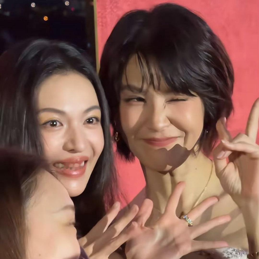 曾沛慈钟楚曦同框曾沛慈钟楚曦活动同框 好美！ 