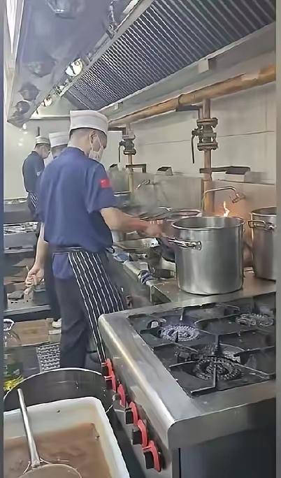 这一波又被张兰装到了。
​西贝直播，麻六记也直播，
​西贝后厨用电磁炉，麻六记可