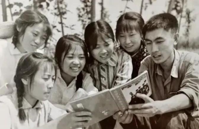 1977年，知青李雪梅要去参加高考，却被丈夫偷喂安眠药。醒来后，李雪梅竟然将喝药