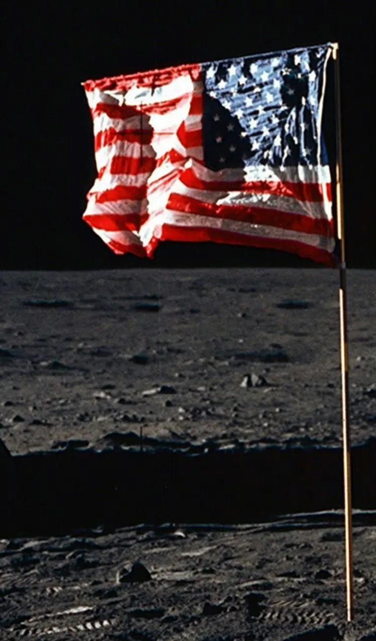 法媒：请问月球上有风吗？

NASA：风力非常猛！

法媒：为什么他们国旗不飘？